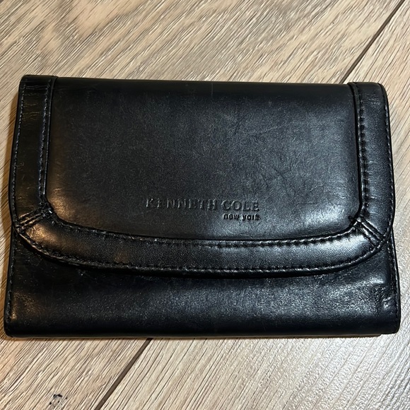 Vintage Kenneth Cole Wallet - Picture 1 of 9